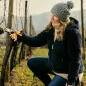 Preview: ALPEN Gelbhorn 150 Gartenschere im Einsatz beim Schneiden von Ästen