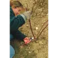 Preview: FELCO 10 Linkshänder Gartenschere im professionellen Einsatz im Garten