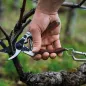 Preview: FELCO 6 Elite Gartenschere in der Hand – ergonomischer Ledergriff und präzise Schneidtechnik im Einsatz