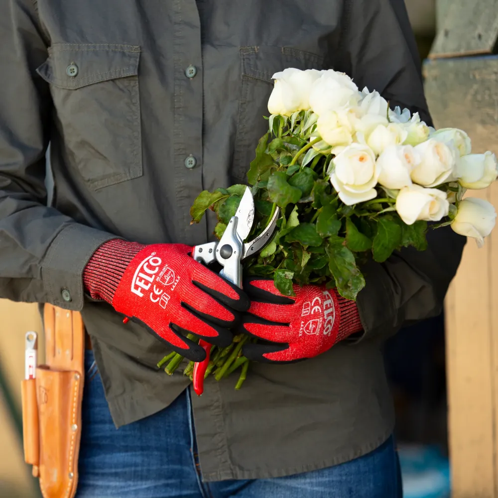 FELCO 100 Gartenschere im Einsatz für Blumen und Ernte