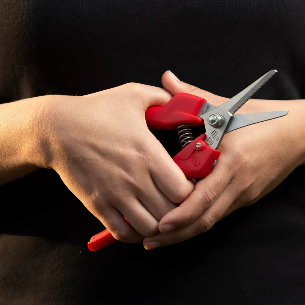 Preview: FELCO 310 Ernteschere ergonomisch in der Hand