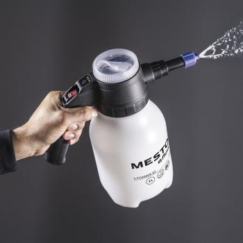 MESTO e.FOAMER F2 3122FE – Akku-Schaumsprüher in Anwendung mit austretendem Schaumstrahl