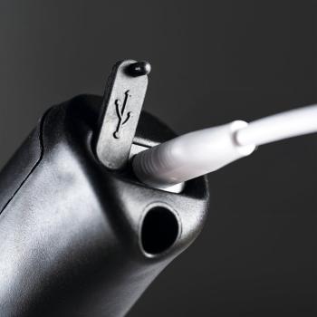 MESTO e.FOAMER F2 3122FO – Detailansicht des USB-Ladeanschlusses beim Laden des Akkusprüher-Griffs