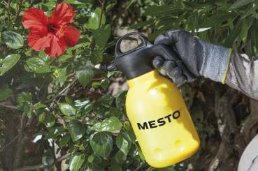 Anwendung des MESTO FLEXI 3131 Drucksprühers bei der Pflanzenpflege – ideal für präzises Besprühen von Blättern und Blüten im Garten
