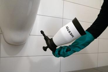 Anwendung des MESTO CLEANER 360 E1.5 zur Reinigung mit alkalischen Mitteln – ideal für schwer erreichbare Stellen