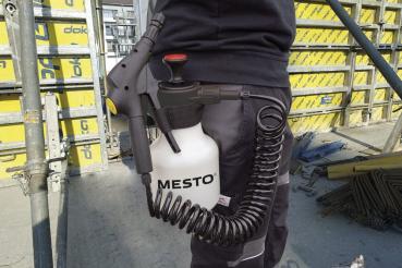 MESTO BELT HELD PLUS 1.5 Drucksprüher im Einsatz auf Baustelle mit Spiralschlauch am Gürtel