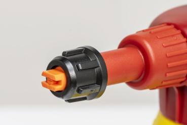 Preview: Detailansicht der Flachstrahldüse des MESTO PROFI PLUS 1.5 Drucksprüher 3132P+ mit rotem Gehäuse und orangener Düse