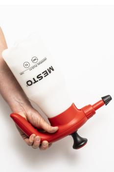 MESTO UNIVERSAL PLUS F1 Drucksprüher 1 L bei Anwendung über Kopf – 360-Grad-Funktion im Einsatz