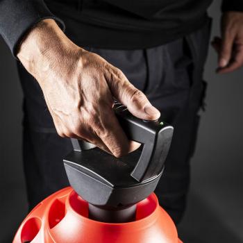 Preview: MESTO e.FIX PLUS 5 Akku-Drucksprühgerät 3227FP – Hand beim Schließen der Akkupumpe auf dem Gerät