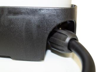 Schlauchanschluss am Behälterboden des MESTO FOAMER F4 im Detail