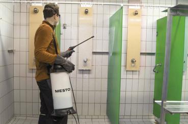 Anwendung des MESTO FOAMER F8 Schaumsprühgeräts bei der Reinigung von Duschkabinen mit Reinigungs­schaum – ideal für hygienische Oberflächenreinigung in öffentlichen Einrichtungen