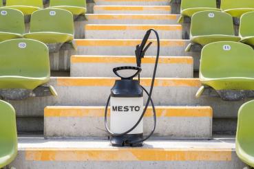 MESTO CLEANER F5 Drucksprühgerät 3275PP auf Stadiontreppe – ideal für großflächige Reinigungsarbeiten im öffentlichen Bereich