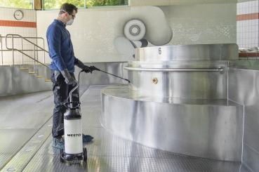 Anwendung des MESTO CLEANER E10 Drucksprühgeräts zur Reinigung eines Edelstahlbeckens – ideal für hygienische Einsatzbereiche.