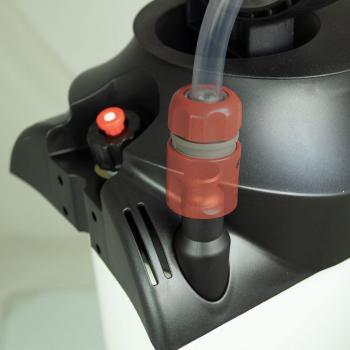 Preview: Schlauchanschluss mit Kupplung am MESTO PROFI H2O 10 Wasserbehälter 3270W in Nahaufnahme