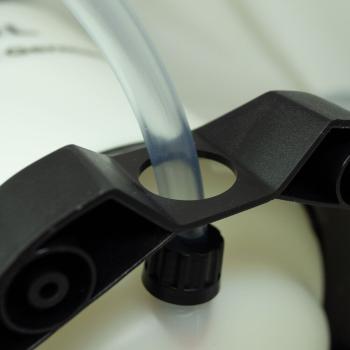 Nahaufnahme des Schlauchanschlusses an der Oberseite des MESTO PROFI H2O 10 Wasserbehälters 3270W