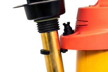 Detailaufnahme des MESTO FERROX H2O 10 Wasserbehälters 3585W mit Messingrohr, schwarzem Verschluss und rotem Gehäuseoberteil.