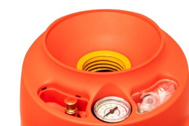 Einfüllöffnung des MESTO FERROX H2O 10 Wasserbehälters 3585W in Nahaufnahme mit gelbem Gewinde, Manometer und Zubehörfach.