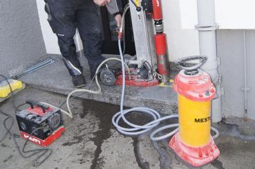 MESTO FERROX H2O 10 Wasserbehälter 3585W im Einsatz auf Baustelle zur Wasserversorgung einer Kernbohrmaschine
