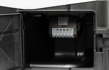 Geöffnete Akkuhalterung der MESTO e.RS185 Akku-Rückenspritze 3626EU mit eingesetztem 18V Bosch AMPShare Akku.