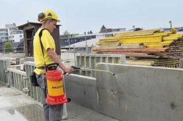 Anwendung des MESTO FERROX PLUS 5 Hochdrucksprühgeräts 3565P auf einer Baustelle zur Behandlung von Schalungen.