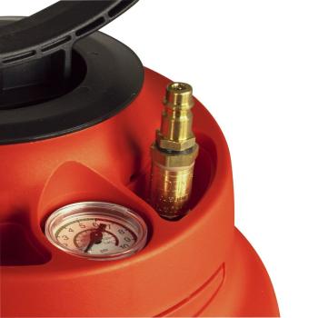 Detailansicht des Druckluftanschlusses und Manometers am MESTO INOX PLUS 6 Hochdrucksprühgerät 3595F für einfaches Befüllen und präzise Druckkontrolle