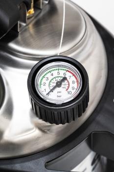 Preview: Detailansicht des Manometers am MESTO INOX EXTRA 6 Hochdrucksprühgerät 3598P mit Skala in bar und psi.