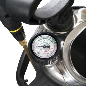Preview: Nahaufnahme des Manometers am MESTO INOX EXTRA 6 Hochdrucksprühgerät 3598P zur genauen Druckanzeige in bar und psi.