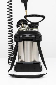 Rückansicht des MESTO INOX EXTRA 6 Hochdrucksprühgeräts 3598P mit gepolstertem Trageriemen, Spiralschlauch und geöffnetem Deckelbereich.