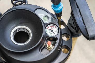 MESTO INOX 10 3615G – große Einfüllöffnung, Druckanzeige und Sicherheitsventil im Deckelbereich