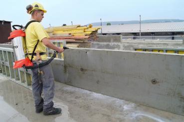 MESTO INOX PLUS 10 3615P – Anwendung auf der Baustelle beim Auftragen von Trennmittel auf Schalungselemente