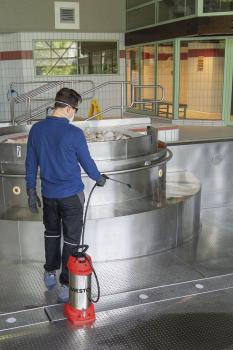 Desinfektion von Edelstahlflächen mit INOX SUPER EXTREME