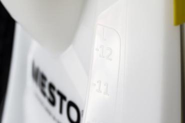 Preview: Seitliche Füllstandsanzeige der MESTO Rückenspritze RS185 (3552) mit Liter-Markierungen.