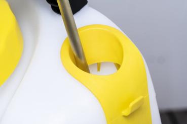 Preview: Seitlicher Spritzrohrhalter der MESTO e.RS185 Akku-Rückenspritze 3626 für eine sichere und griffbereite Aufbewahrung des Spritzrohres