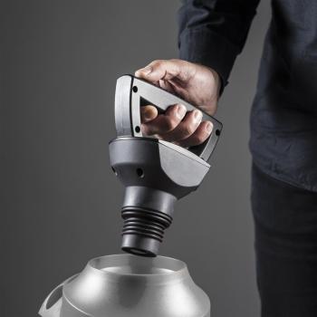 MESTO e.flow Akkupumpe 6280AP 6280AE beim Einsetzen in den Sprüher