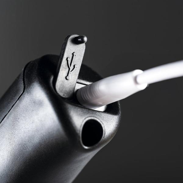MESTO e.FOAMER F2 3122FE – Detailansicht des USB-Ladeanschlusses beim Laden des Akkusprüher-Griffs