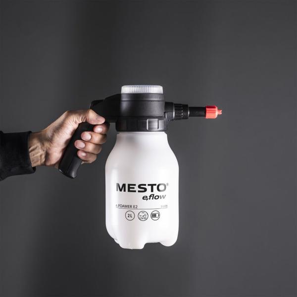 MESTO e.FOAMER F2 3122FO – kompakter Akku-Schaumsprüher mit 2 Liter Tank im Einsatz