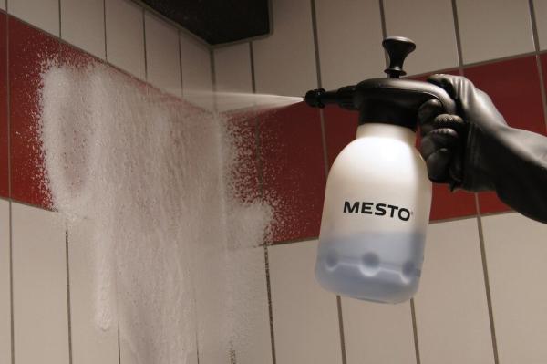 MESTO CLEANER F1.5 im Einsatz – Sprühbild auf gefliester Wand mit Schaum
