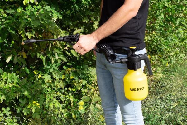 MESTO BELT HELD Drucksprüher 3132GM im Einsatz am Gürtel getragen, mit Spiralschlauch und Sprühlanze zur Pflanzenpflege im Garten