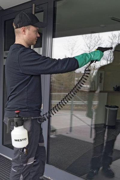 MESTO BELT HELD PLUS 1.5 Drucksprüher im Einsatz bei der Glasreinigung mit Spiralschlauch und Gurt