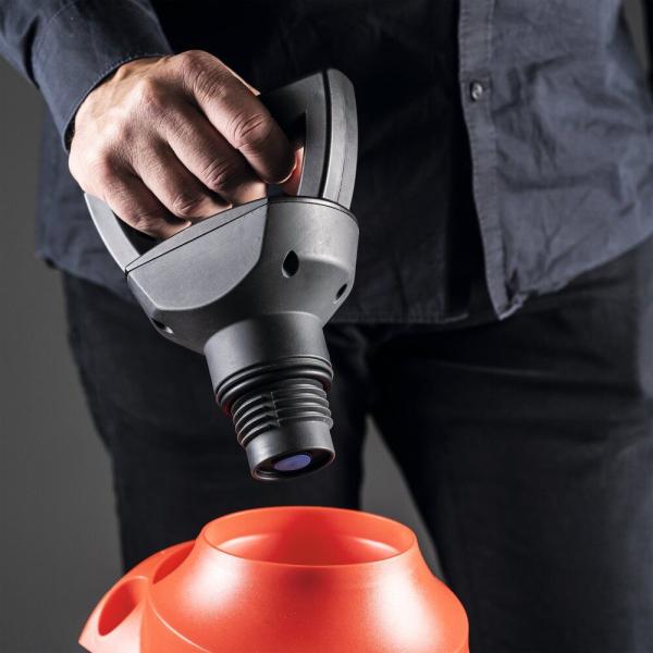 MESTO e.FIX PLUS 5 Akku-Drucksprühgerät 3227FP – geöffneter Akkudeckel beim Einfüllen der Flüssigkeit