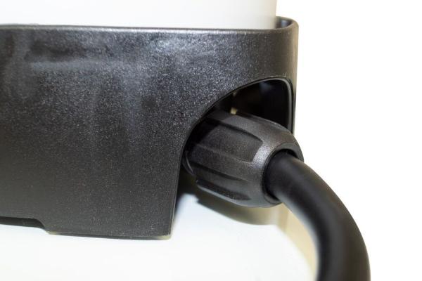 Schlauchanschluss am Behälterboden des MESTO FOAMER F4 im Detail