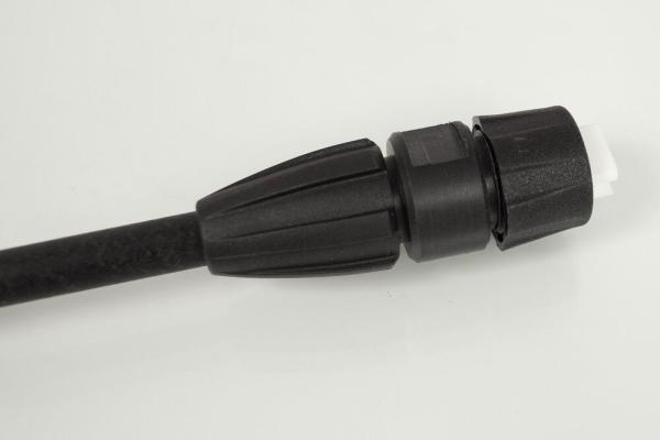 Seitliche Ansicht der montierten Flachstrahldüse am Spritzrohr des MESTO FOAMER F4