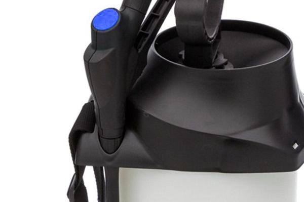 Detailansicht des blauen ergonomischen Abstellventils am MESTO FOAMER E8 (3270FE) Schaumsprühgerät mit EPDM-Dichtungen