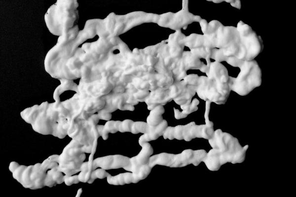 Schaumbild eines MESTO Schaumsprühgeräts auf dunklem Untergrund