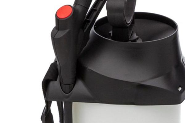 Detailansicht des FOAMER F8 Schaumsprühgeräts von MESTO mit sicherer Halterung für das Abstellventil am Behälter