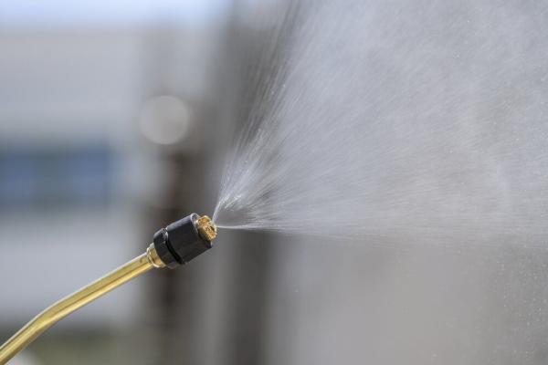 MESTO Flachstrahldüse aus Messing – gleichmäßiges Sprühbild bei Bauanwendungen