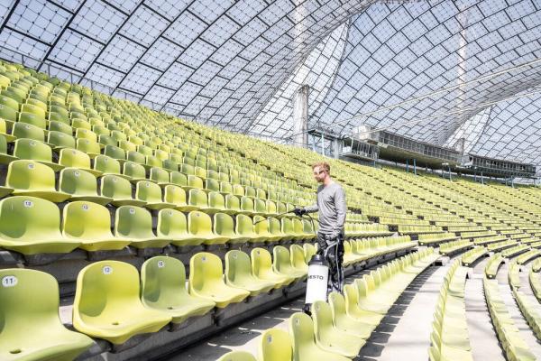 Anwendung des MESTO CLEANER F10 im Stadion – Reinigung von Sitzreihen mit Drucksprühgerät.