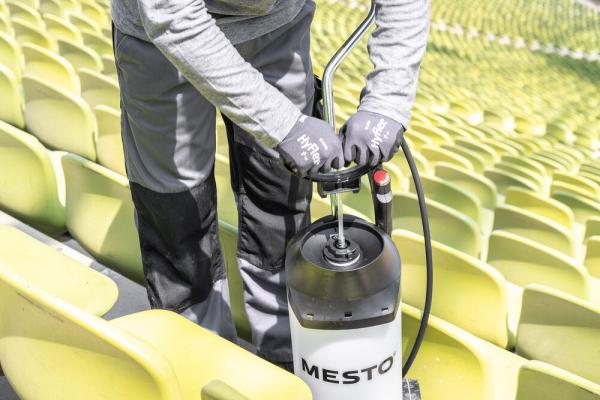 Bedienung der Handpumpe am MESTO CLEANER F10 Drucksprühgerät im Stadionumfeld.