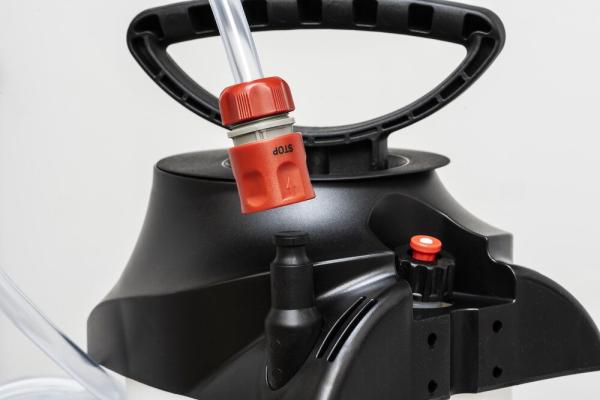 Schlauchkupplung mit STOP-Funktion am MESTO PROFI H2O 10 Wasserbehälter 3270W in Nahaufnahme
