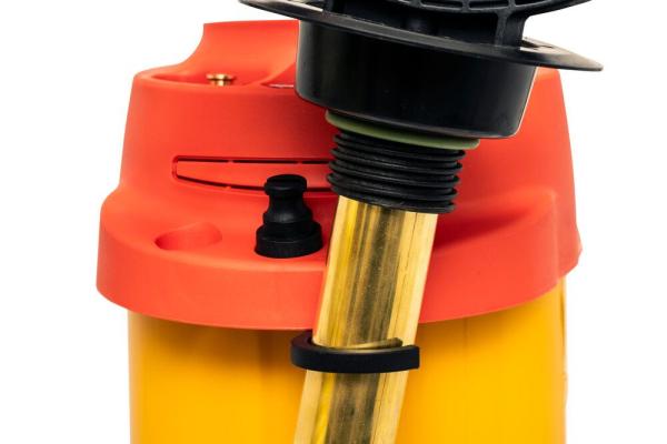 Detailansicht des MESTO FERROX H2O 10 Wasserbehälters 3585W mit Messingrohr, schwarzem Anschluss und rotem Gehäuseoberteil.